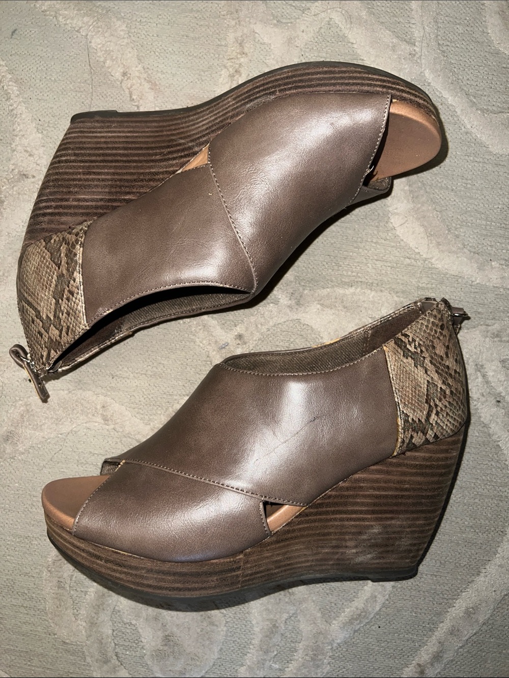 NWOT🌷DR SCHOLLS COMFORT🌷Taupe faux snake trim open toe man made material wedge